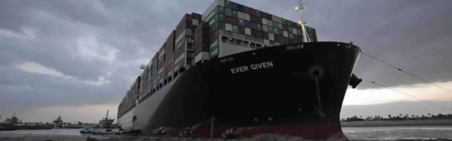 Гигантский контейнеровоз в Суэцком канале удалось снять с мели