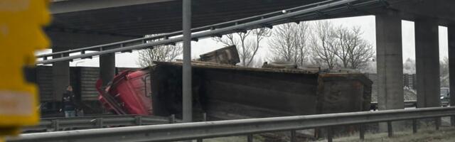 ФОТО | В Харьюмаа грузовик съехал с виадука, водитель застрял в кабине