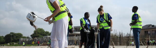 "Очевидец": как бездумно купленная одежда превращается в моря нечистот и горы мусора в трущобах