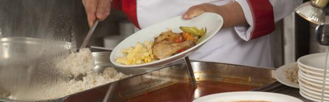 Что делать, если ребенок жалуется на грязную посуду в школьной столовой?