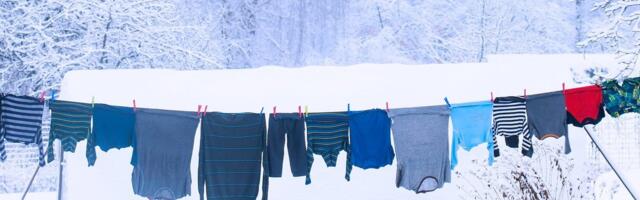 Плюсы и минусы. Где лучше сушить одежду зимой — в помещении или на улице?