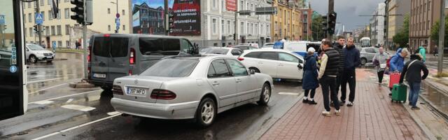 ФОТО | Скорая, полиция и спасатели: у Таллиннского автовокзала водитель въехал в столб