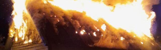 Сводка спасателей: дети играли с керосиновой лампой — сгорела хозяйственная постройка