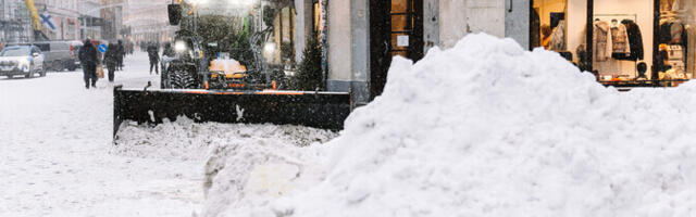 Таллинн ликвидирует последствия первых снегопадов, проблемой стали узкие тротуары