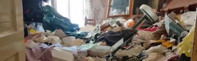 Одинокая женщина превратила свою квартиру в свалку. Соседи и чиновники не смогли помешать