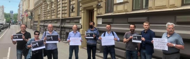 В Риге состоялся пикет у эстонского посольства в поддержку правозащитника Сергея Середенко
