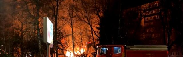 ВИДЕО | В Мустамяэ ночью сгорел гараж: повреждены электролинии, под угрозой были жилые дома