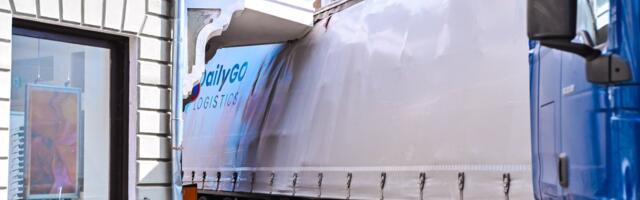 ФОТО | Фура с литовскими номерами повредила историческое здание 