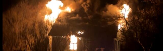 ВИДЕО | Полностью охвачен пламенем: в жилом доме произошел пожар