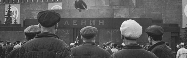 Правда ли, что в американском фильме показали Ленина, выступающего на собственном мавзолее?