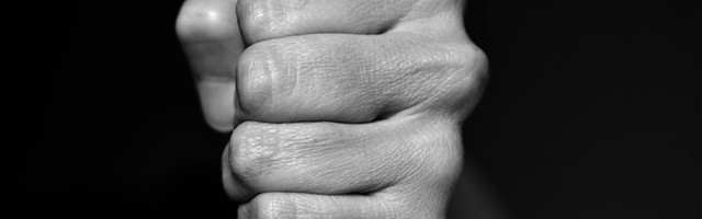 За избиение в Нарве подростка мужчина получил условный срок