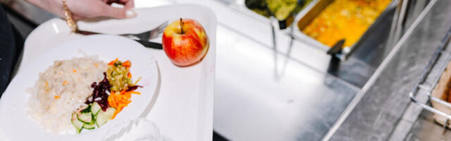 С февраля по апрель сотни учеников в Эстонии готовят еду в школьных столовых вместе с поварами