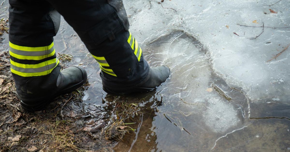 Запрет выхода на лед на рыбинском водохранилище. Выход на лед Чудского озера сейчас. Выход запрещен грязная обувь.