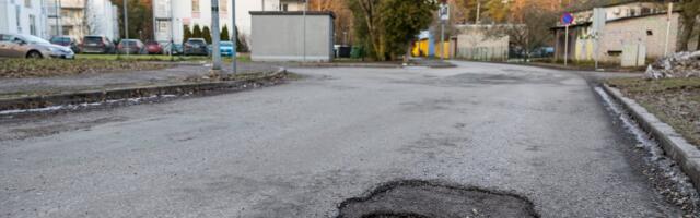 Неухоженные дороги в столичном районе вызывают негодование местных жителей. Город покупать недвижимость отказывается