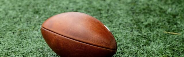 Жуткие кадры: игрок в американский футбол чудом спасся от перелома руки — видео не для слабонервных