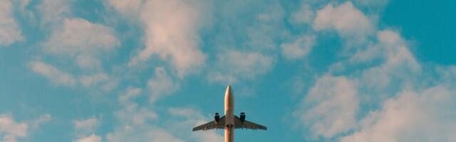 Бортпроводник ударил кофейником пассажира, пытавшегося открыть дверь самолета