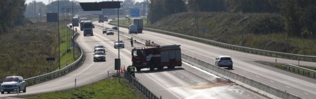 ФОТО | На Таллиннской окружной дороге перевозивший топливо грузовик врезался в ограждение — бензин вылился на дорогу