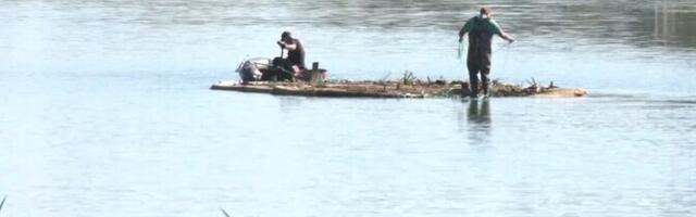 Ученые пытаются с помощью плавучего острова улучшить состояние воды в озере Пырму