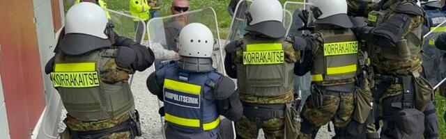 Резервисты и полицейские проходят обучение по подавлению массовых беспорядков