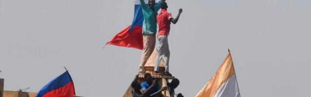 Президент Нигера, свергнутый его гвардией, попросил спасти Африку от России и ЧВК Вагнера. В столице страны мятежники развернули плакаты „Да здравствует Путин“