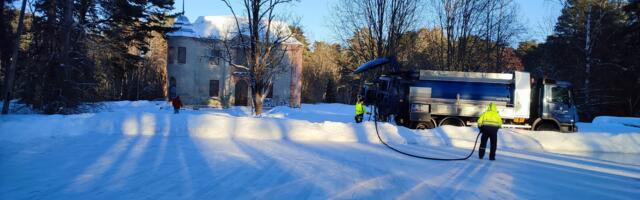 В Нарва-Йыэсуу сегодня залили городской каток