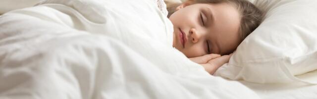 В детских садах заставляют спать на час меньше. Воспитатели недовольны новым правилом министерства