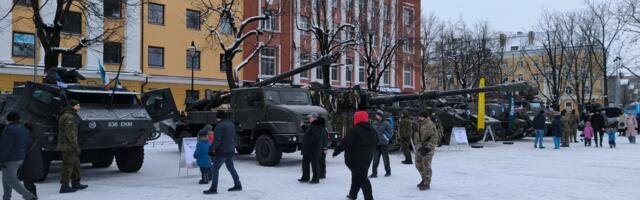 На Петровской площади в Нарве проходит парад и выставка военной техники