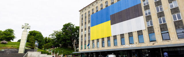 В связи с ремонтом здания на площади Вабадузе флаги ЭР и Украины перенесут на строительные леса