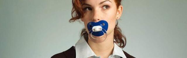 Политик призвал запретить сосать соски за рулем