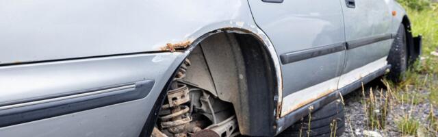 Под окнами ржавеет чья-то машина: как убрать и кому жаловаться?