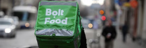 Рижанка негодует: доставщики еды “Bolt” и “Wolt”  не говорят на латышском!