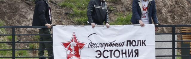 ФОТО | На променаде в Ивангороде прошла акция „Бессмертный полк Эстония“ с участием высланного из страны Сергея Чаулина