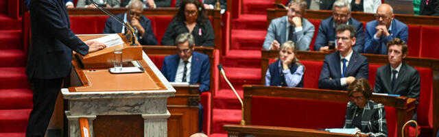 Премьер-министр Франции заморозил пенсионную реформу ради выживания правительства