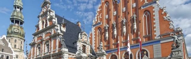 В Латвии разрешат увольнять невакцинированных работников. Прививка от COVID-19 для врачей и учителей станет обязательной