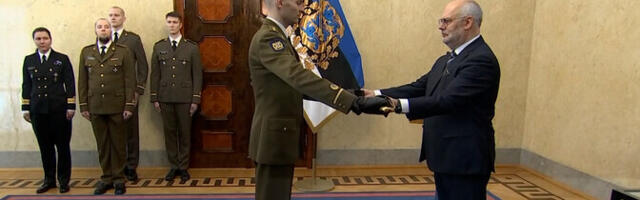 Президент Алар Карис передал офицерскую саблю 0001 команде знаменосцев Сил обороны