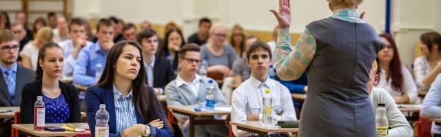 На госэкзамене по математике разрешат пользоваться шпаргалкой. Вузы: „ученики могут слишком расслабиться“