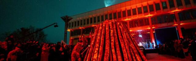 У телебашни зажжён костёр, более ста человек почтили память жертв 13 января