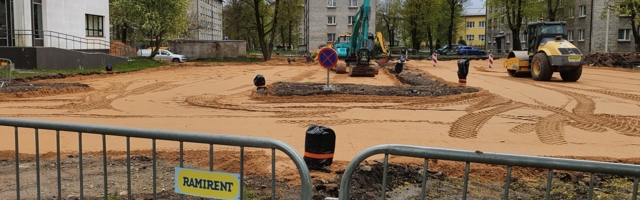 В центре Нарвы строят новую внутриквартальную дорогу, за лето в городе появится несколько новых парковок