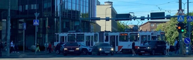 ФОТО | В центре Таллинна столкнулись трамвай и легковушка
