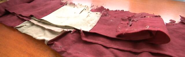 Житель Латвии обнаружил государственный флаг, спрятанный на крыше 70 лет назад