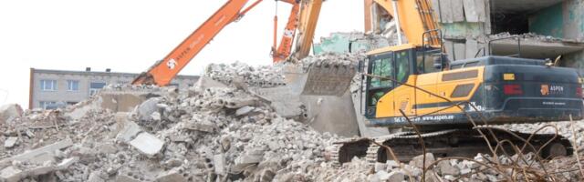 В Кохтла-Ярве сносят заброшенное общежитие: на его месте хотят построить отель с детским центром