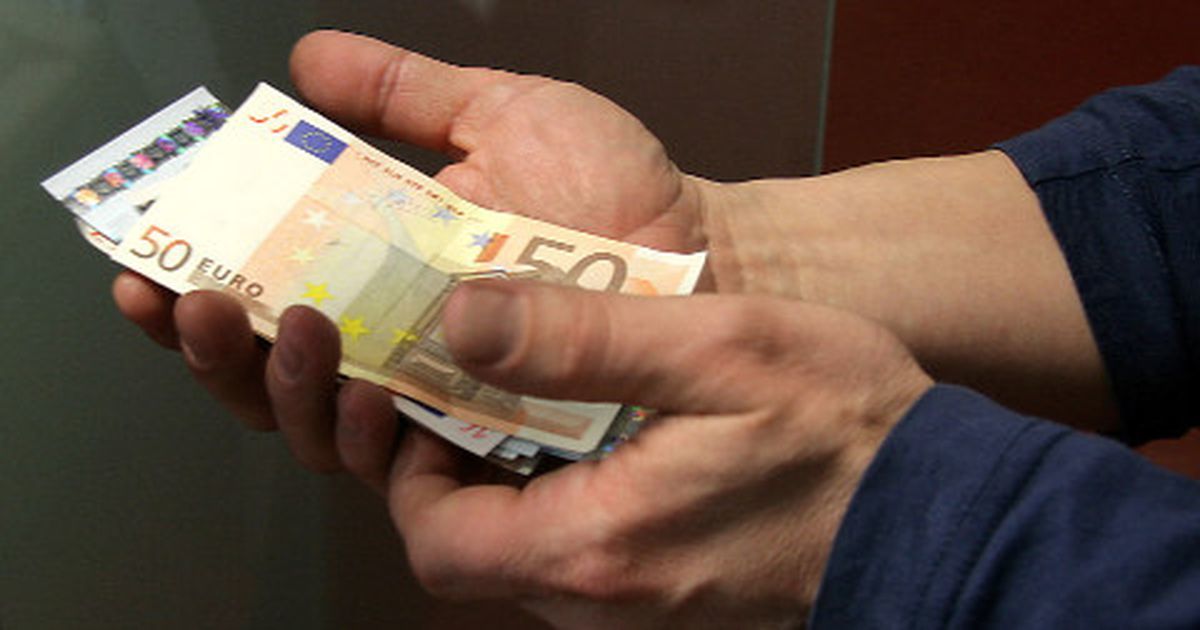 Найденные евро. Лишение денег. Угрожает зарплатой