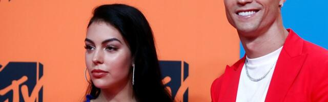 Одним звездным холостяком меньше: Криштиану Роналду сделал предложение Джорджине Родригес