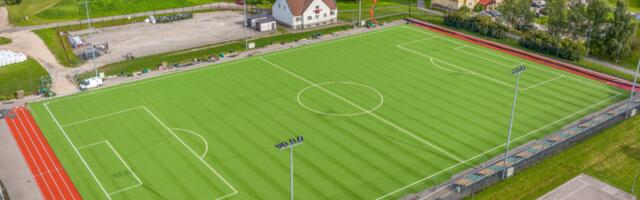 В Тарту открылось футбольное поле Аннелинна с новым искусственным покрытием