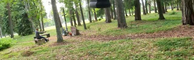 ВИДЕО | Полиция опубликовала кадры, предшествовавшие выстрелу по мужчине с оружием, похожим на настоящее