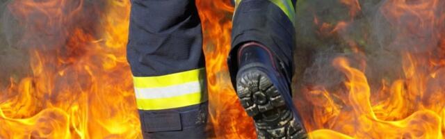 При пожаре в Кохтла-Ярве пострадала женщина, спасатели вынесли ее из огня