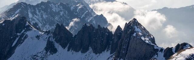 В Австрии восемь человек погибли из-за схода трех лавин