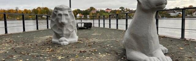 ФОТО: скульптуры львов вернулись на Нарвский променад