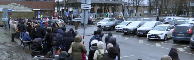 На погранпереходе в Нарве вновь выросли очереди