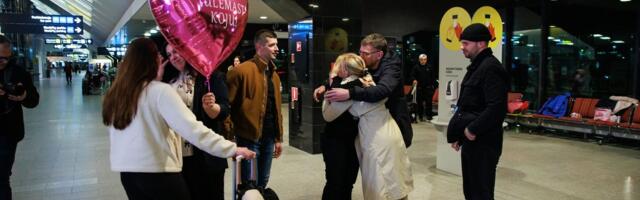 ФОТО | Рано утром в Таллинн прибыли эвакуационные рейсы из Омана и Дубая, пассажиры делятся впечатлениями: „Было страшно — слышно было взрывы“